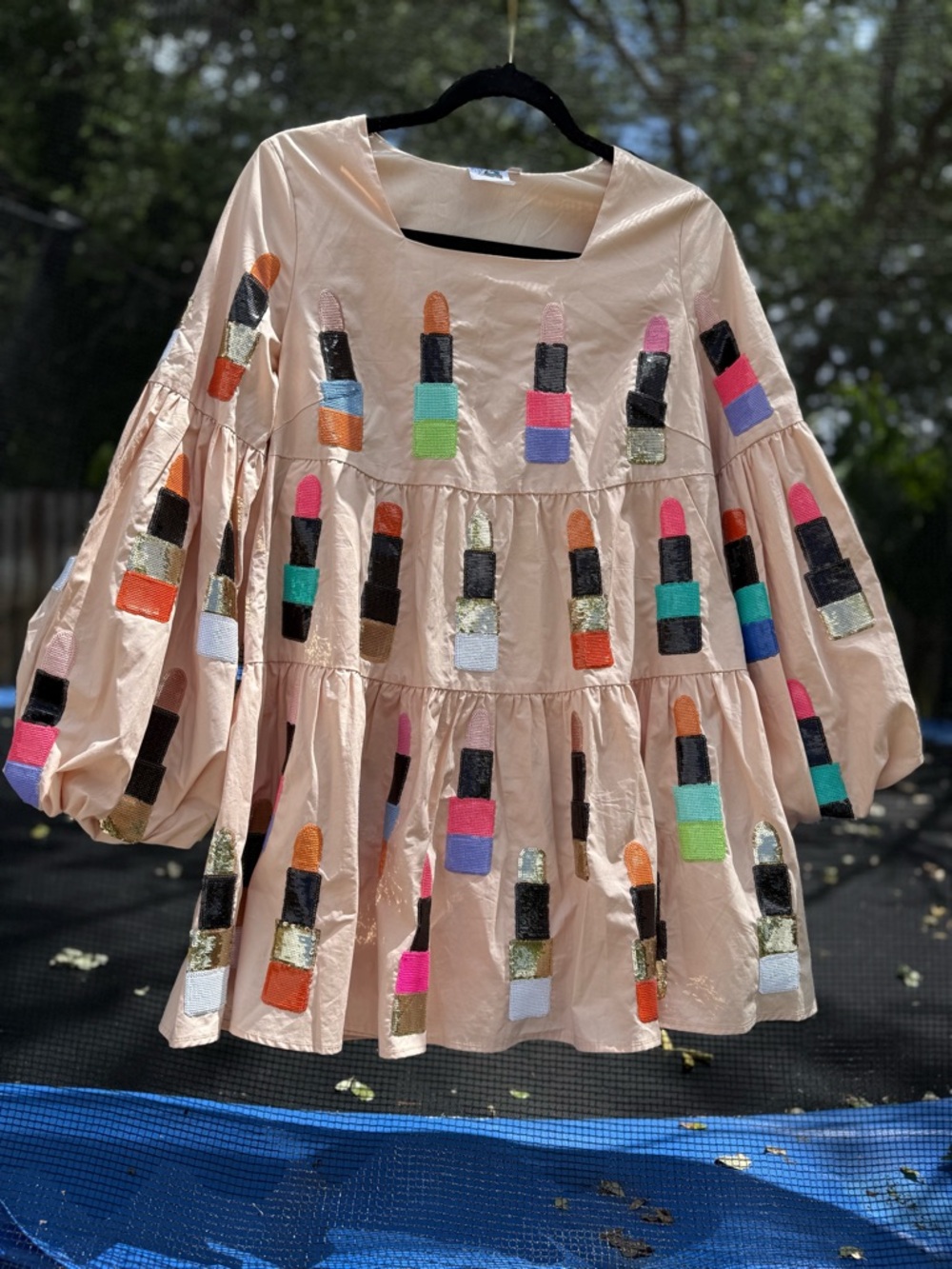 QUEEN OF SPARKLES Peach Lipstick Appliqué Tiered Dress size XS EUC